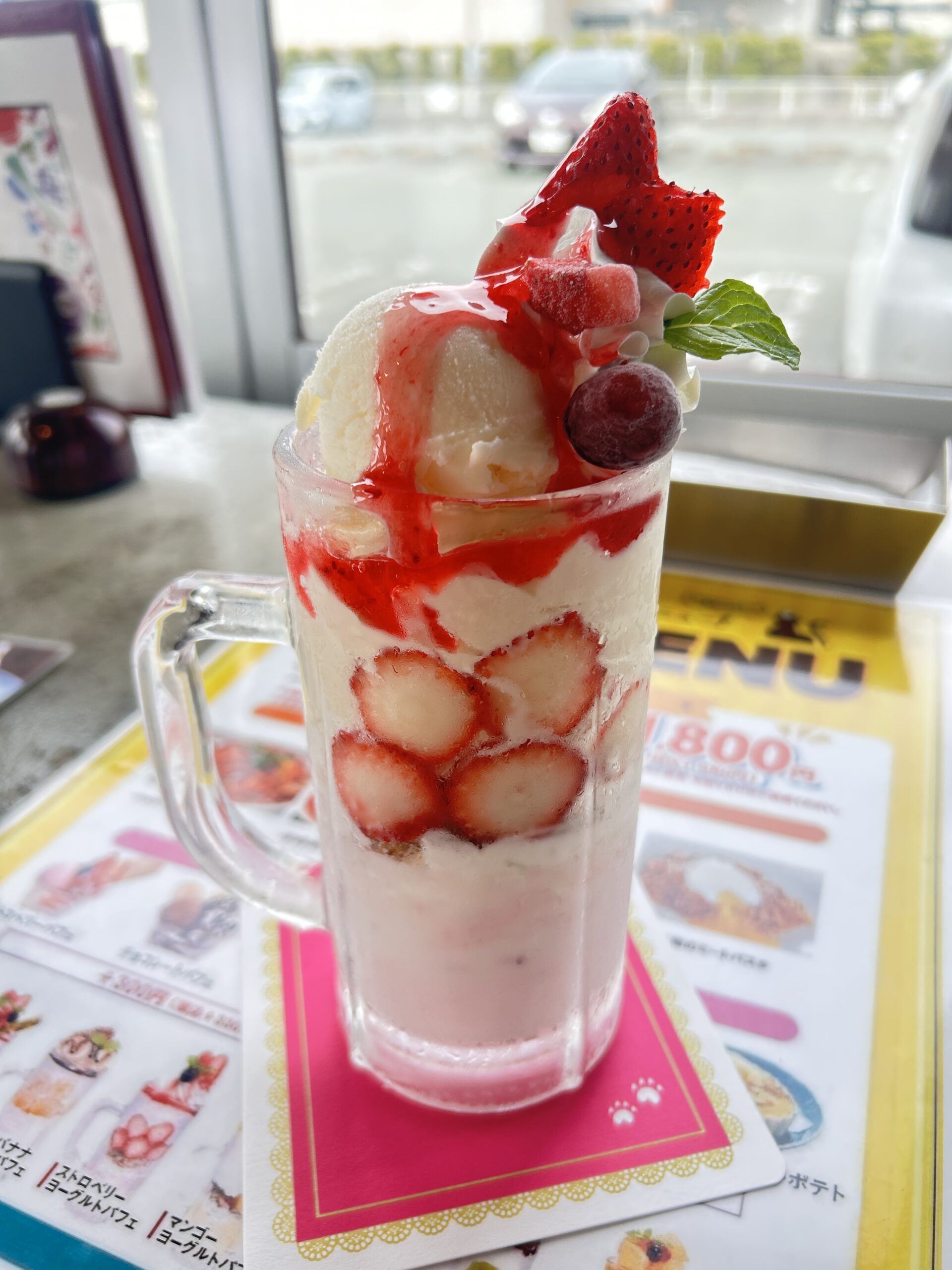 ジョッキパフェ ストロベリーヨーグルト