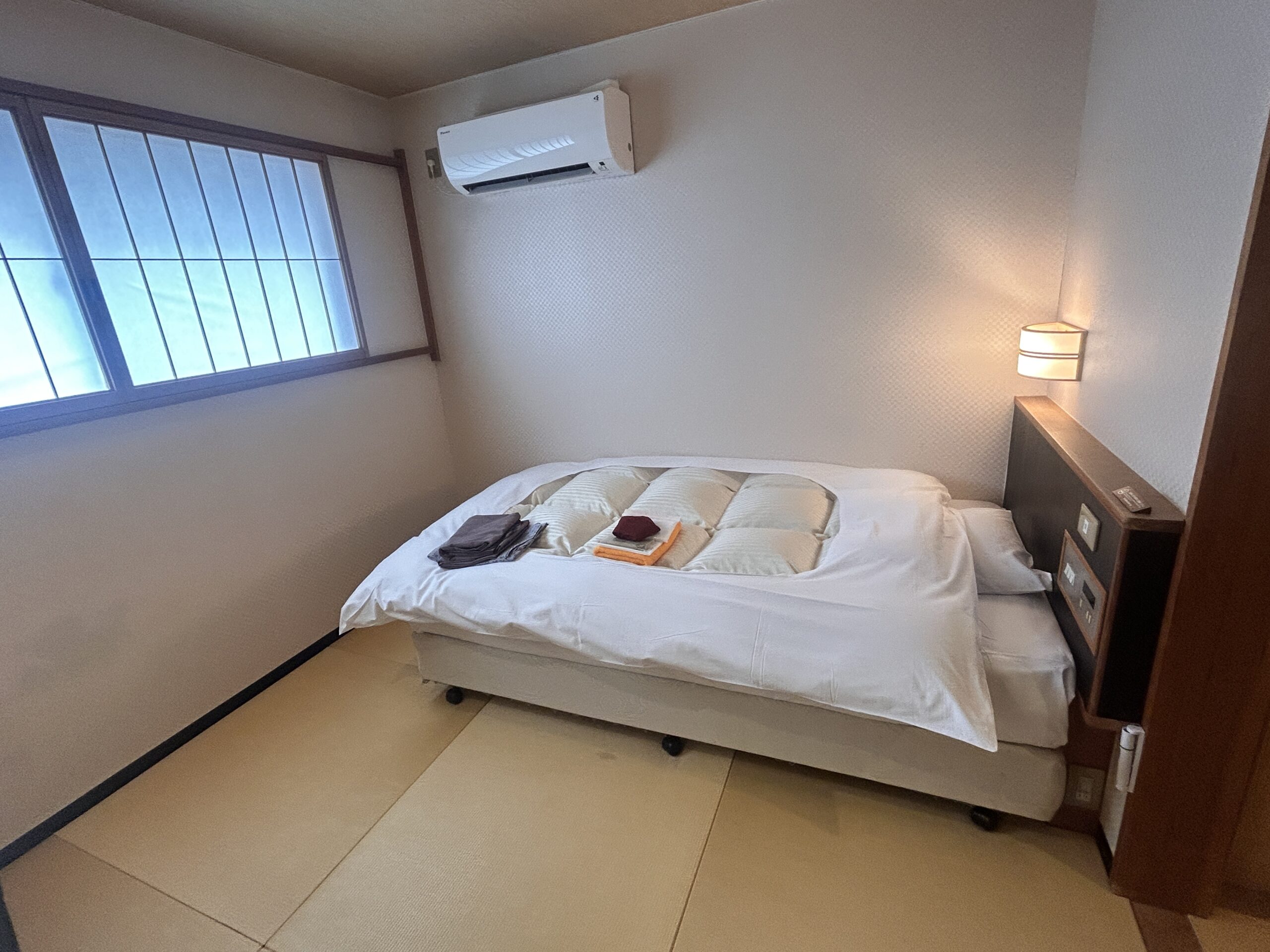 大西屋水翔苑の部屋（畳＋ベッドの和洋室）
