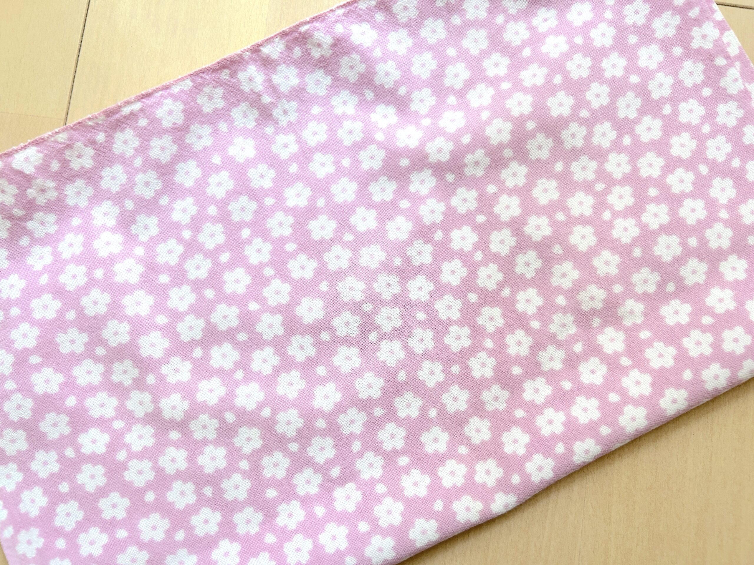 ピンクの小花柄の手拭い。可愛くて実用的。