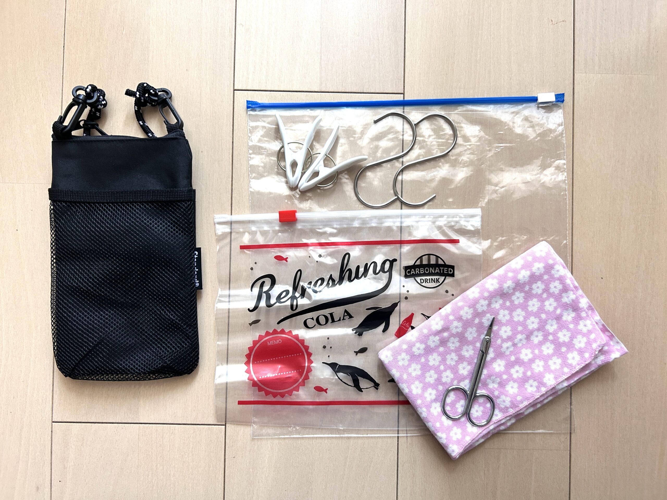 旅の隠れ必需品:ポシェット、ジップロック、S字フック、洗濯バサミ、手拭い、眉ハサミ