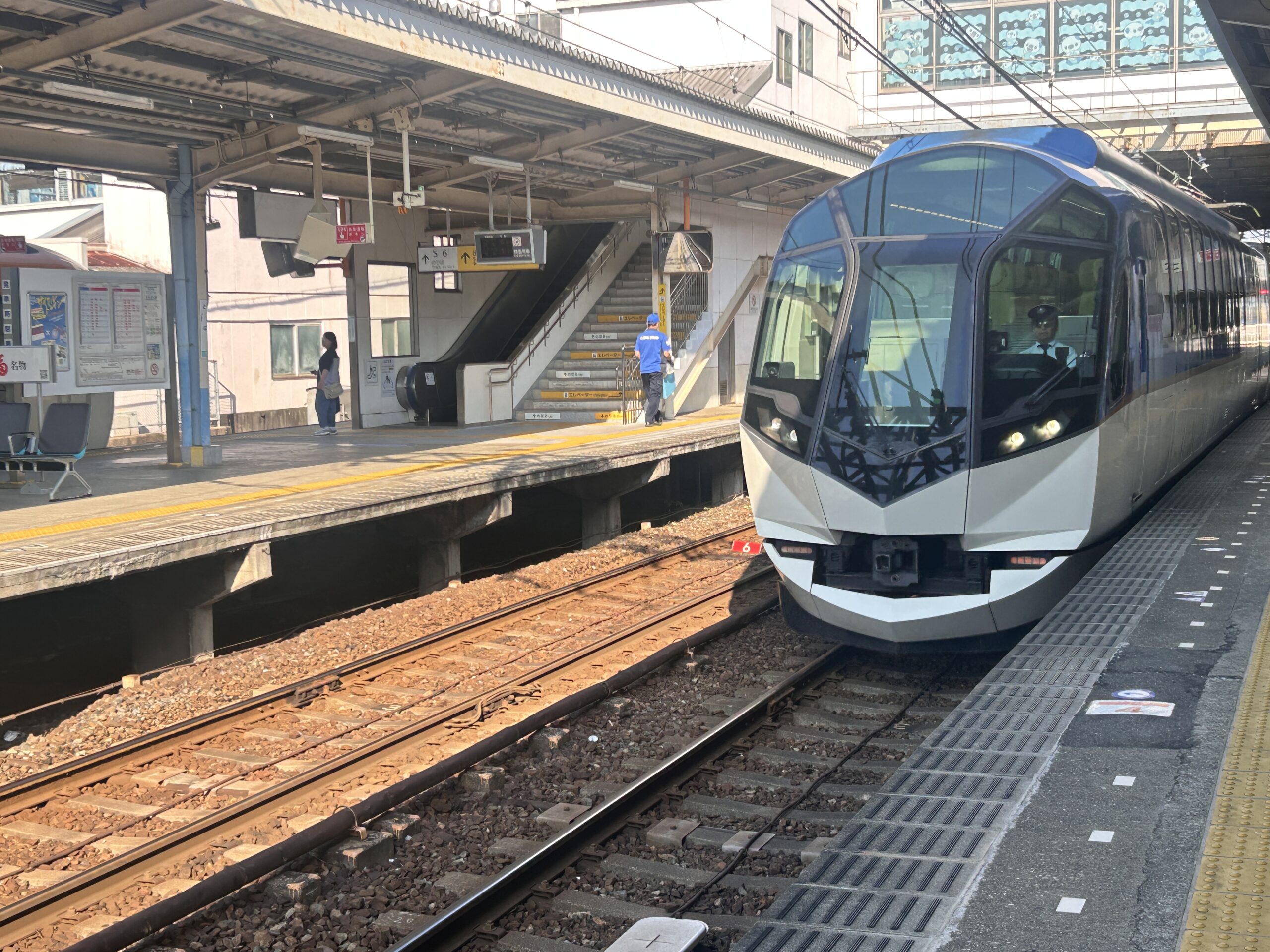 鳥羽駅ホームに入るしまかぜ