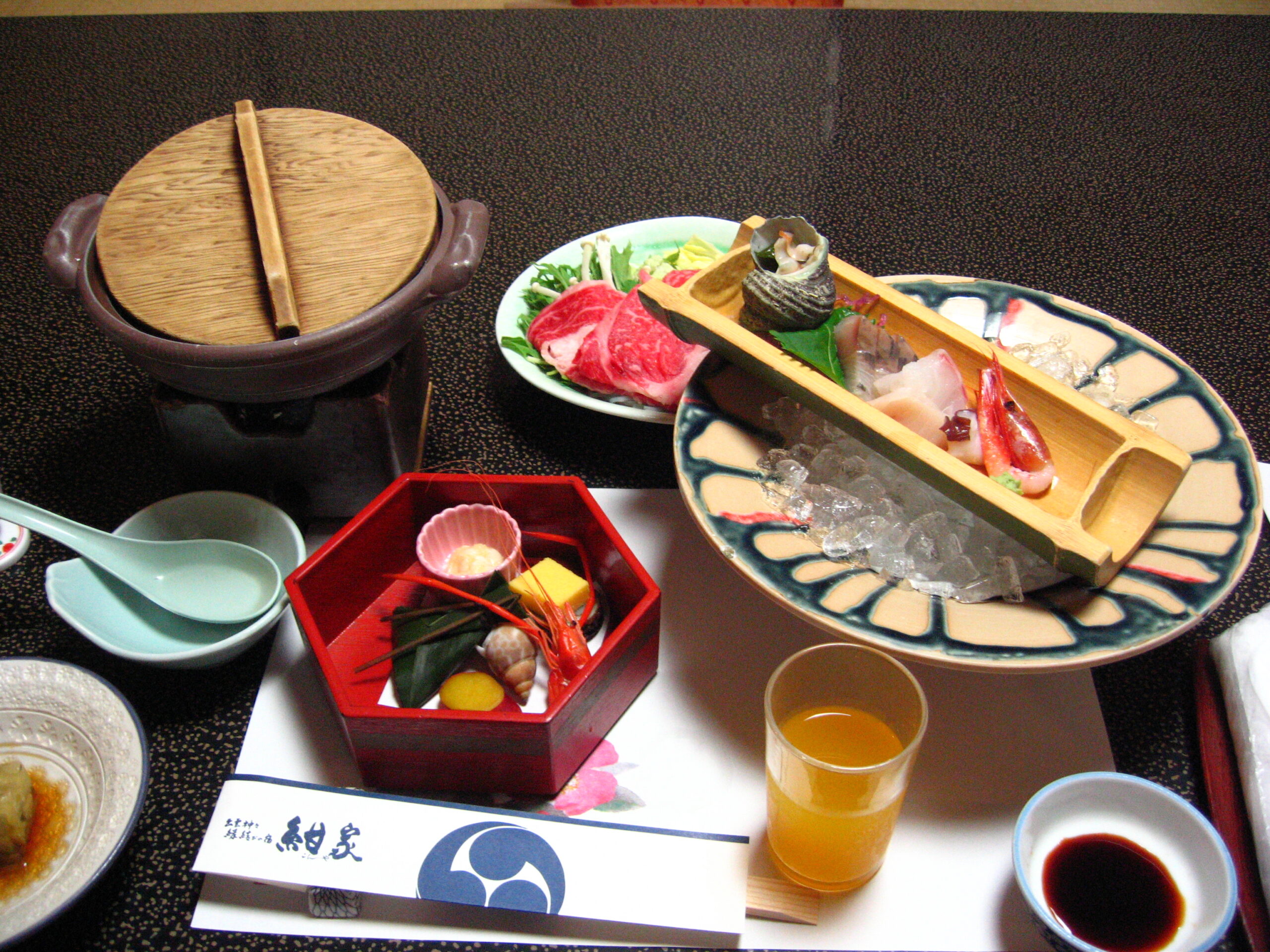 旅館の豪華な会席料理