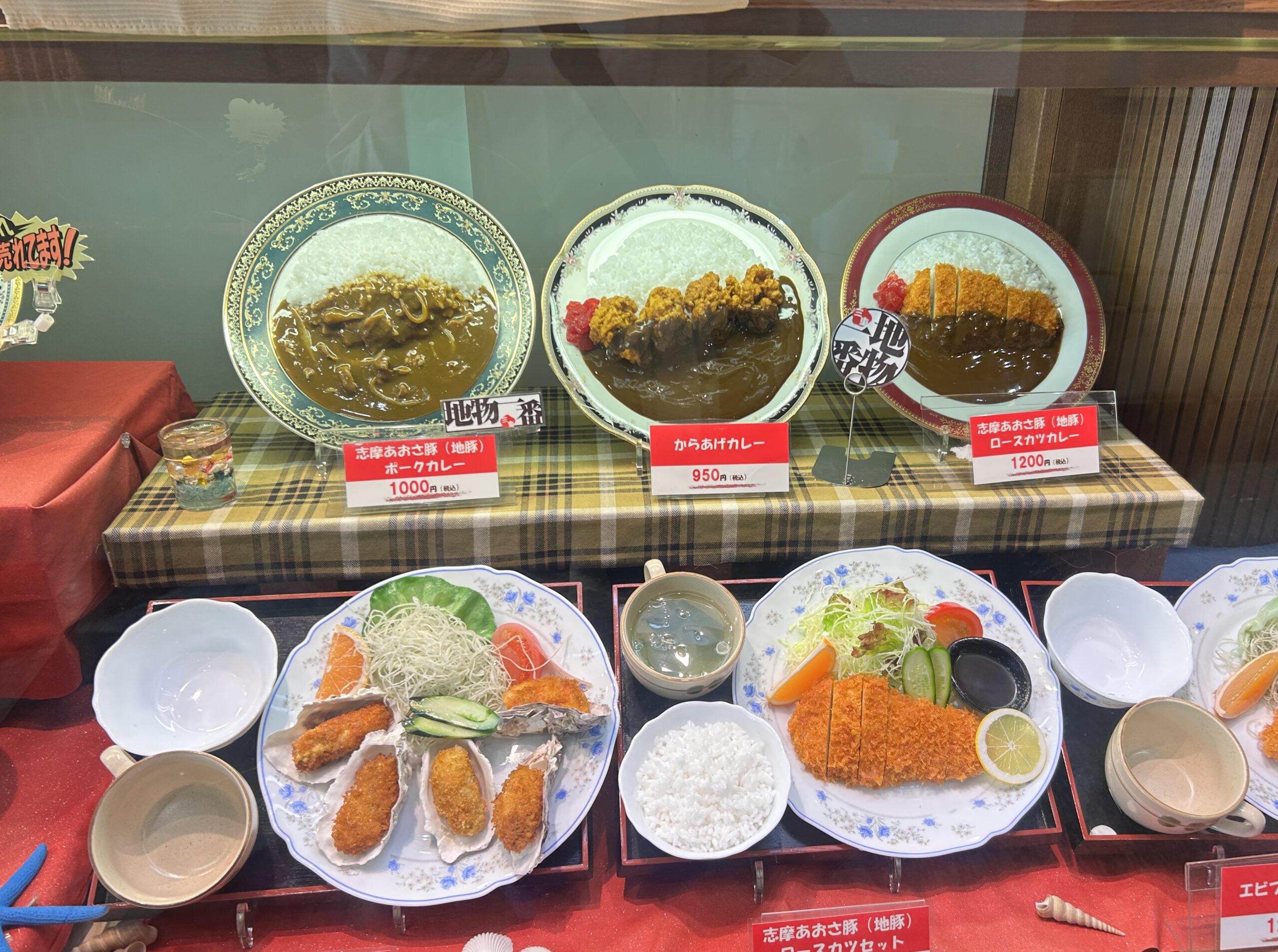 喫茶チェリーの食品サンプルショーケース
