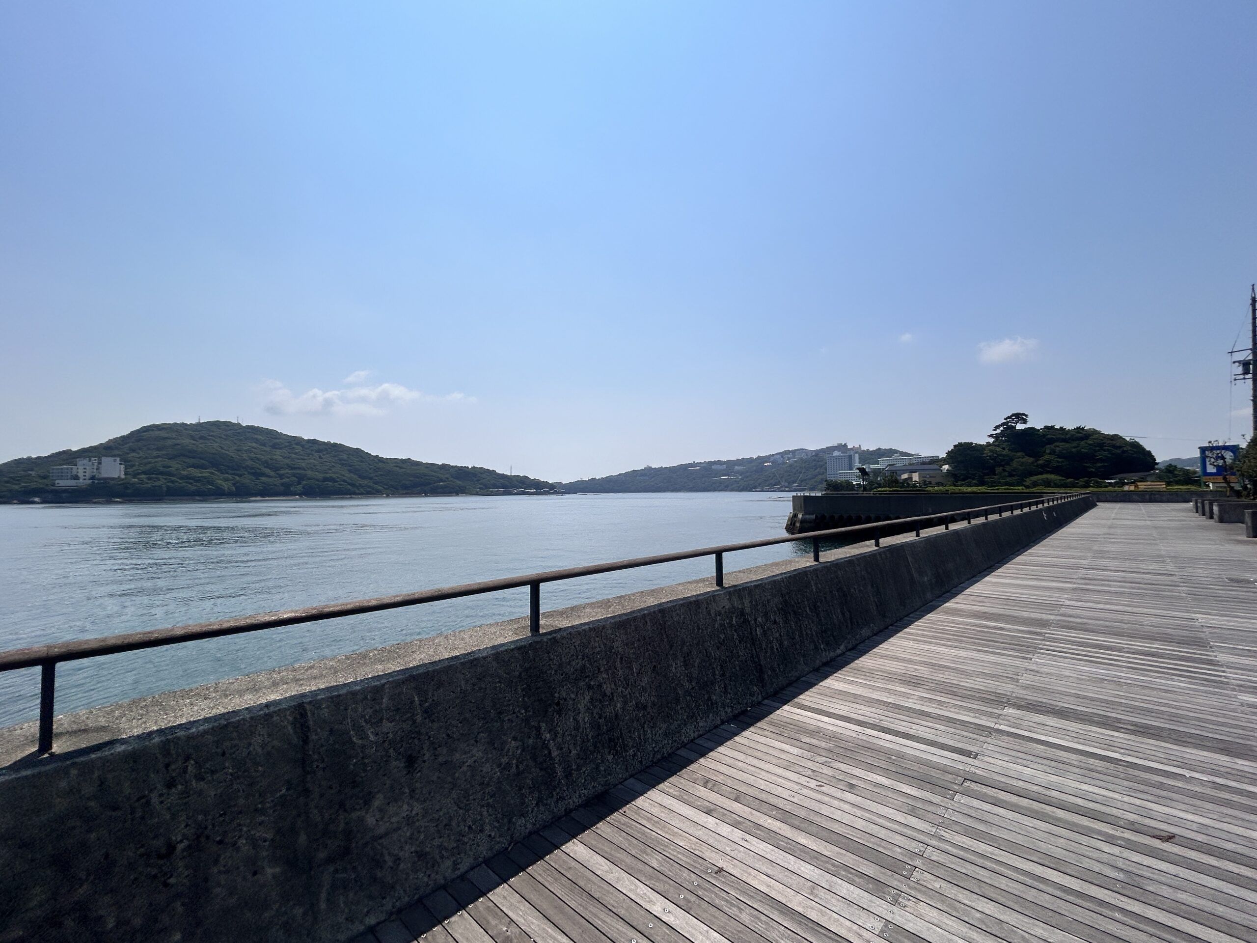 鳥羽の海岸線沿いの遊歩道