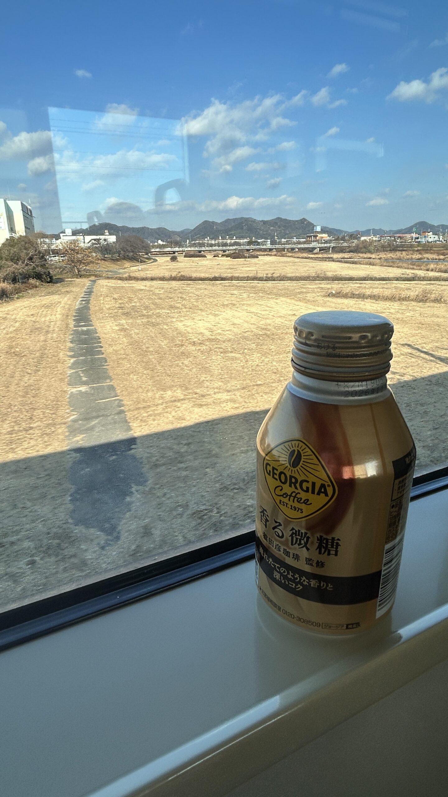 帰りの電車の車窓とコーヒー