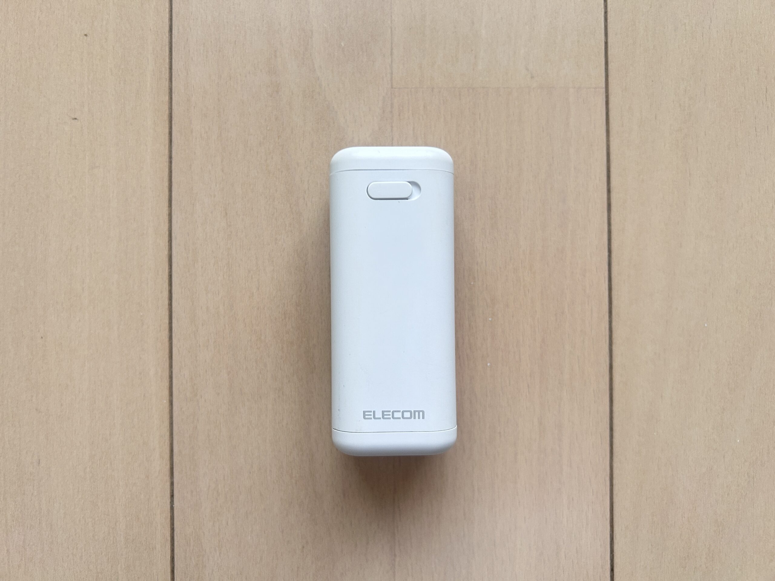 エレコムの乾電池式モバイルバッテリー（白）