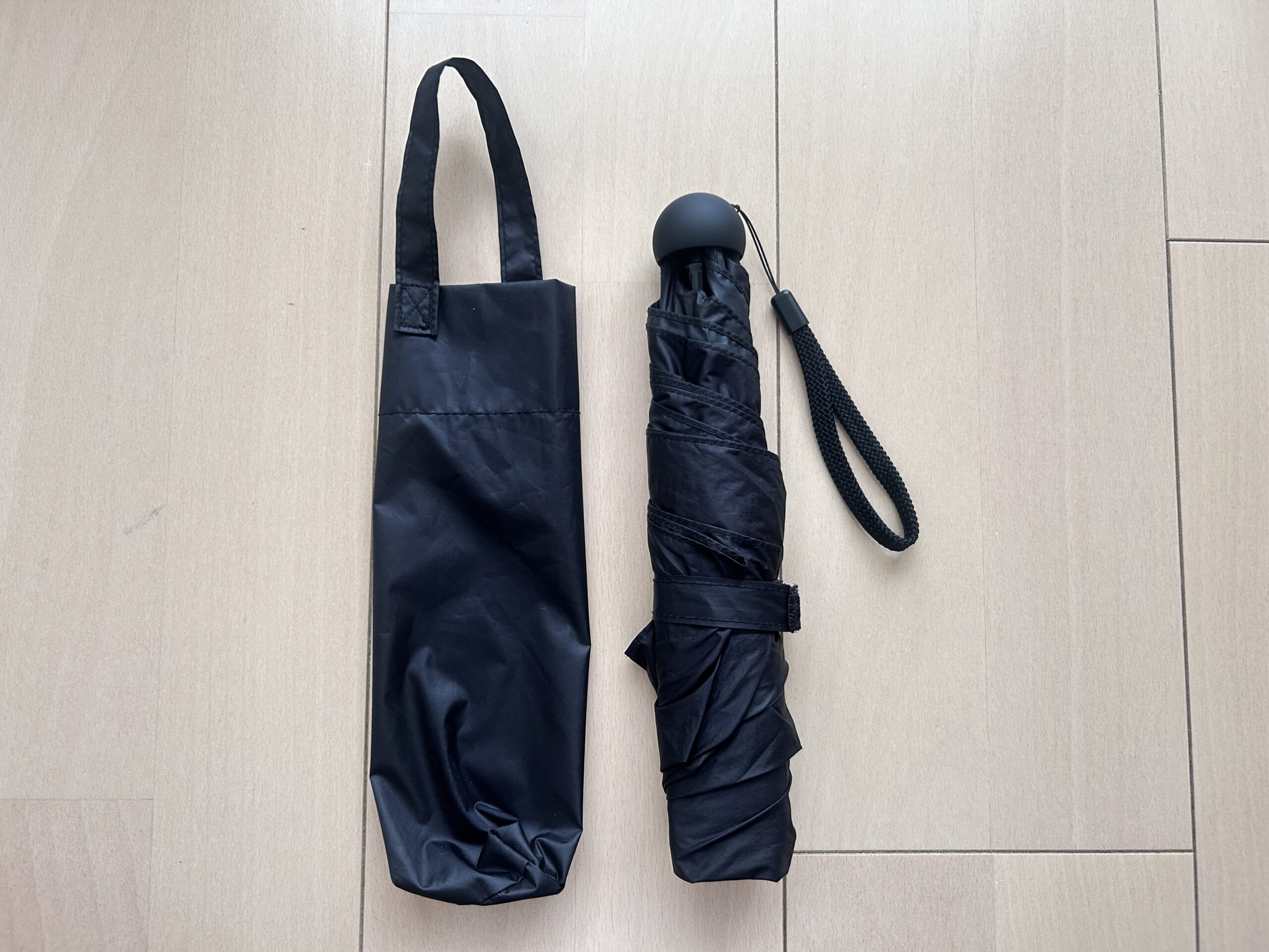 無印良品の遮熱折りたたみ日傘（黒・収納袋つき）