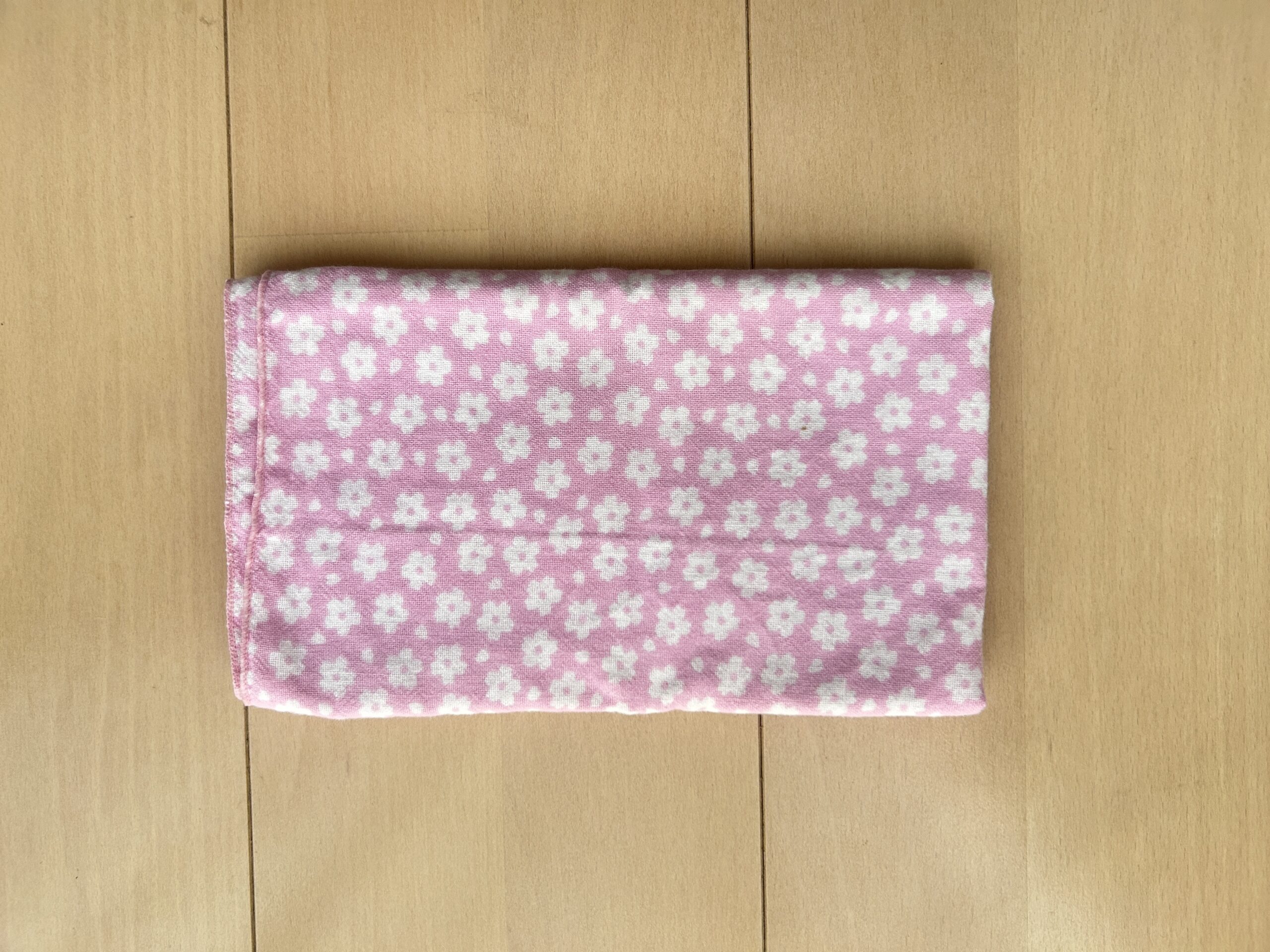 たたんだ手ぬぐい（ピンクの花柄）