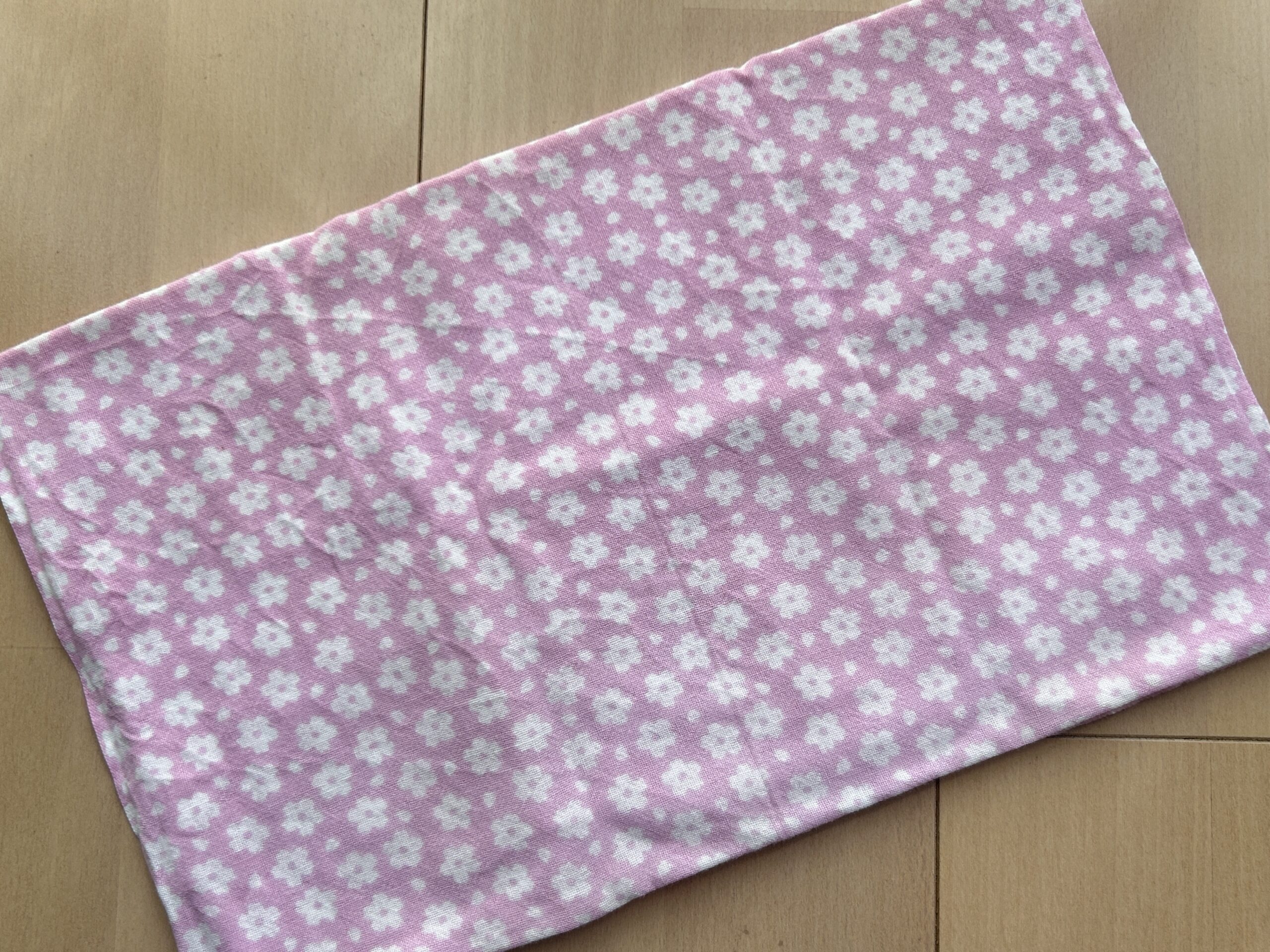広げた手ぬぐい（ピンクの花柄）